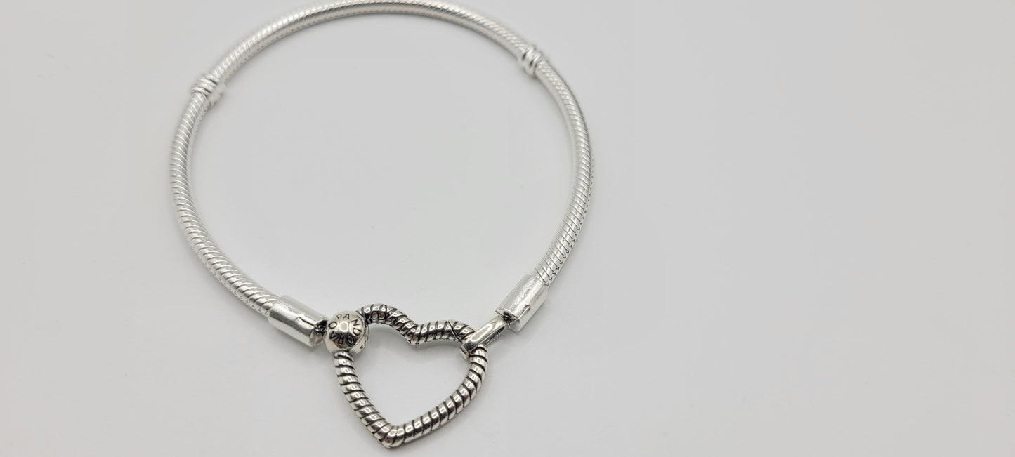 SILVER SNAKE CHAIN STUDDED HEART BRACELET